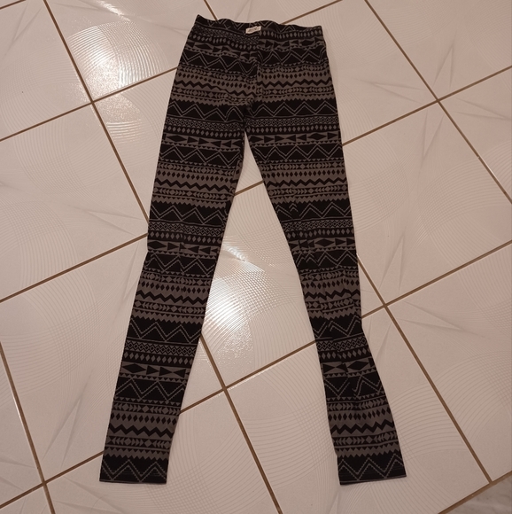 $4 Add-on Black & Gray Leggings - Size Small - Picture 2 of 7